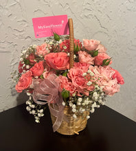 Load image into Gallery viewer, Pink spray roses in small basket πΈ Best Seller. October edition π
