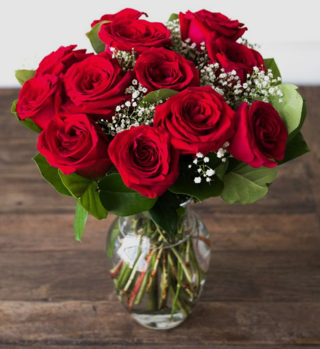 12 CLASSIC RED ROSES