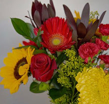 Load image into Gallery viewer, Designer’s choice for Fall in clear vase
